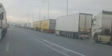 Θεσσαλονίκη: Άνοιξε μετά από 32 ώρες το Δερβένι για τις νταλίκες – Ταλαιπωρία για 80 οδηγούς (video)