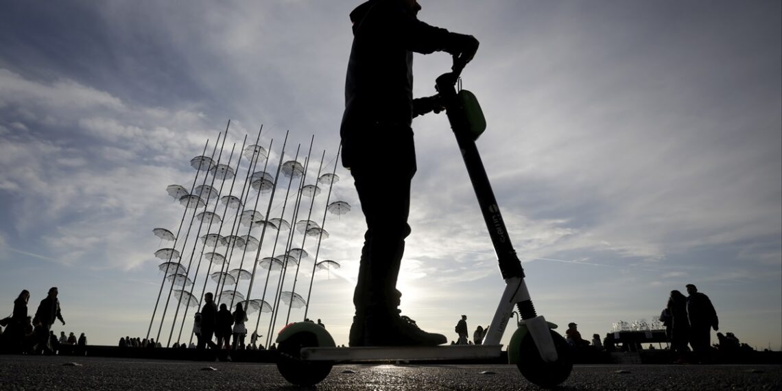 Θεσσαλονίκη: 40 πρόστιμα το τελευταίο 20ήμερο σε χρήστες ηλεκτρικών πατινιών- Τα μισά για μη χρήση κράνους