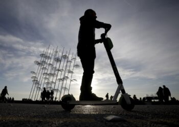 Θεσσαλονίκη: 40 πρόστιμα το τελευταίο 20ήμερο σε χρήστες ηλεκτρικών πατινιών- Τα μισά για μη χρήση κράνους