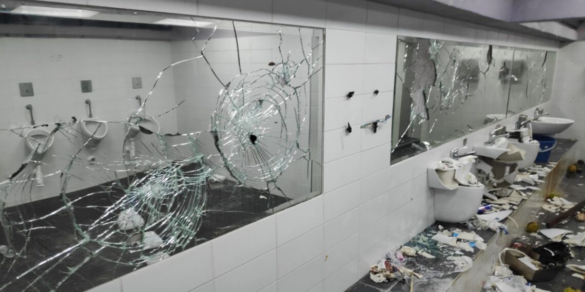 Θεσσαλονίκη: Βανδάλισαν τις δημόσιες τουαλέτες στον Κήπο των Εποχών στη Νέα Παραλία – Δείτε εικόνες