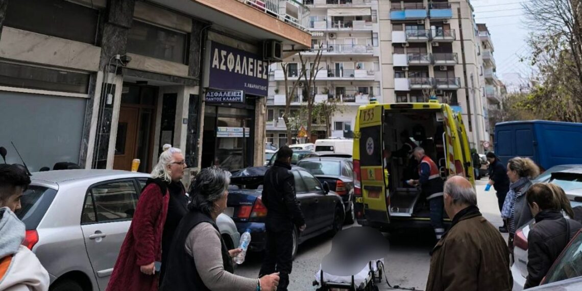 Θεσσαλονίκη: Γυναίκα έπεσε από μπαλκόνι και κατέληξε σε αυτοκίνητο – Φέρει πολλαπλά τραύματα