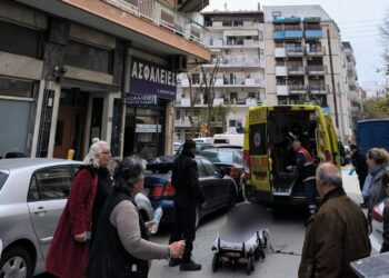 Θεσσαλονίκη: Γυναίκα έπεσε από μπαλκόνι και κατέληξε σε αυτοκίνητο – Φέρει πολλαπλά τραύματα