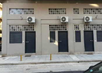 Θεσσαλονίκη: Καταστήματα και υπόγεια μετατρέπονται σε κατοικίες – Τάση ή λύση ανάγκης;