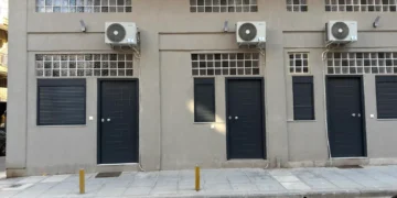 Θεσσαλονίκη: Καταστήματα και υπόγεια μετατρέπονται σε κατοικίες – Τάση ή λύση ανάγκης;