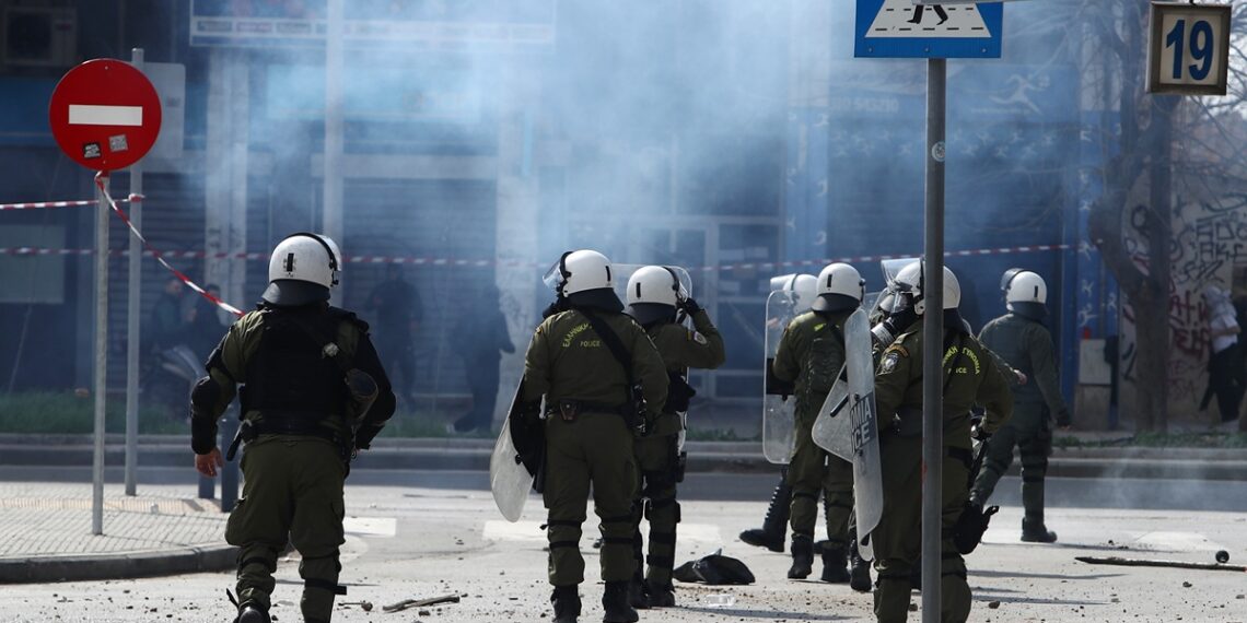 Θεσσαλονίκη: Προσήγαγαν σε διαδήλωση για τα Τέμπη πολυτραυματία του δυστυχήματος – “Όταν τους το είπα ο αστυνομικός…χαμογέλασε” (video)