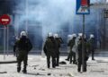 Θεσσαλονίκη: Προσήγαγαν σε διαδήλωση για τα Τέμπη πολυτραυματία του δυστυχήματος – “Όταν τους το είπα ο αστυνομικός…χαμογέλασε” (video)