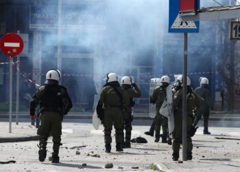 Θεσσαλονίκη: Προσήγαγαν σε διαδήλωση για τα Τέμπη πολυτραυματία του δυστυχήματος – “Όταν τους το είπα ο αστυνομικός…χαμογέλασε” (video)