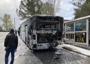 ΠΡΙΝ ΛΙΓΟ: Φωτιά σε λεωφορείο του ΚΤΕΛ στο Δερβένι – Κατέβηκαν εγκαίρως οι επιβάτες