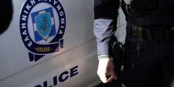 Θεσσαλονίκη: Προσπάθησαν να διαρρήξουν κομμωτήριο αλλά έγιναν αντιληπτοί από αστυνομικούς