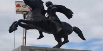 Θεσσαλονίκη: Έπλυναν και απολύμαναν το άγαλμα του Μεγάλου Αλεξάνδρου