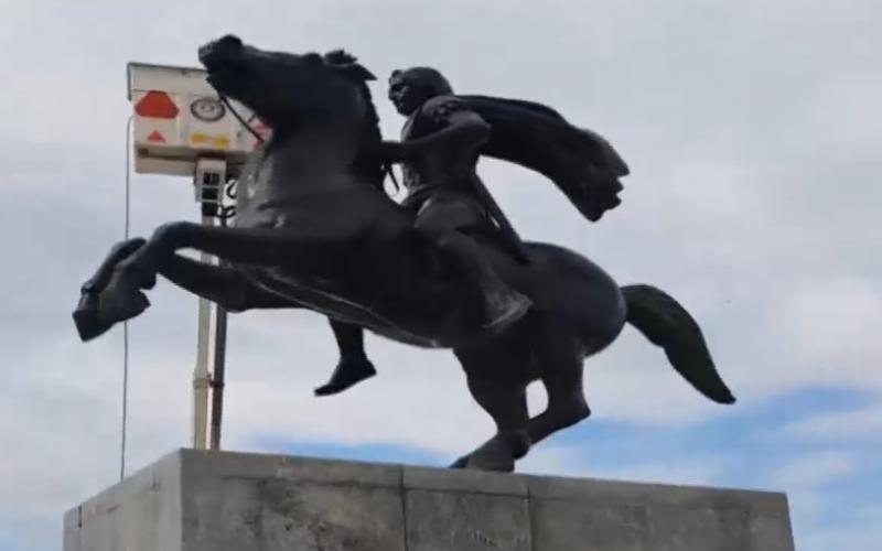Θεσσαλονίκη: Έπλυναν και απολύμαναν το άγαλμα του Μεγάλου Αλεξάνδρου