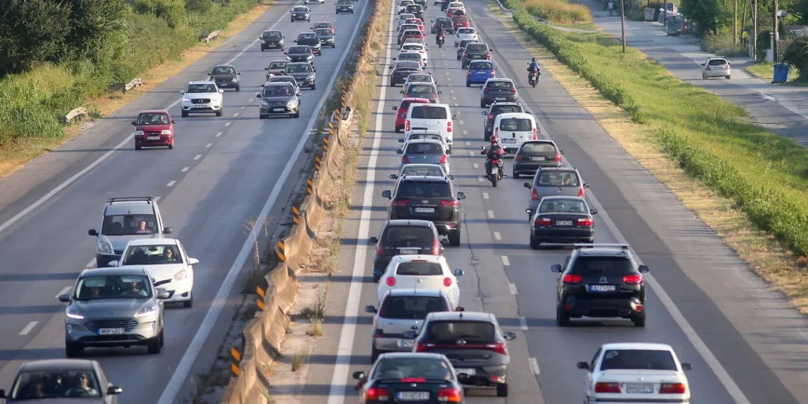 Θεσσαλονίκη: Στο νοσοκομείο μία τραυματίας μετά από τροχαίο στη Μουδανιών (φωτο)