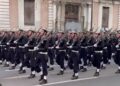Συγκλονιστικό βίντεο: Οι σπουδαστές της ΣΣΑΣ Θεσσαλονίκης παρελαύνουν φωνάζοντας σύνθημα για ένα από τα θύματα των Τεμπών