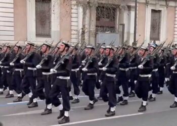 Συγκλονιστικό βίντεο: Οι σπουδαστές της ΣΣΑΣ Θεσσαλονίκης παρελαύνουν φωνάζοντας σύνθημα για ένα από τα θύματα των Τεμπών