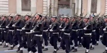 Συγκλονιστικό βίντεο: Οι σπουδαστές της ΣΣΑΣ Θεσσαλονίκης παρελαύνουν φωνάζοντας σύνθημα για ένα από τα θύματα των Τεμπών