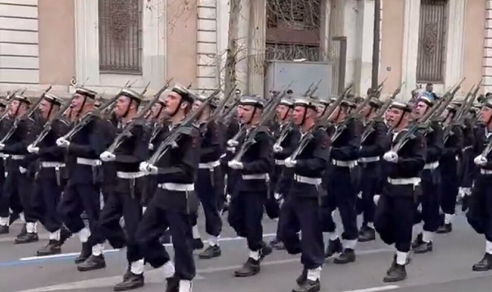 Συγκλονιστικό βίντεο: Οι σπουδαστές της ΣΣΑΣ Θεσσαλονίκης παρελαύνουν φωνάζοντας σύνθημα για ένα από τα θύματα των Τεμπών