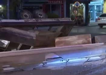 Θεσσαλονίκη: ΙΧ συγκρούστηκε με όχημα λαϊκής – Εκσφενδονίστηκε το τρέιλερ (video)