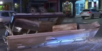 Θεσσαλονίκη: ΙΧ συγκρούστηκε με όχημα λαϊκής – Εκσφενδονίστηκε το τρέιλερ (video)