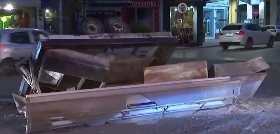 Θεσσαλονίκη: ΙΧ συγκρούστηκε με όχημα λαϊκής – Εκσφενδονίστηκε το τρέιλερ (video)