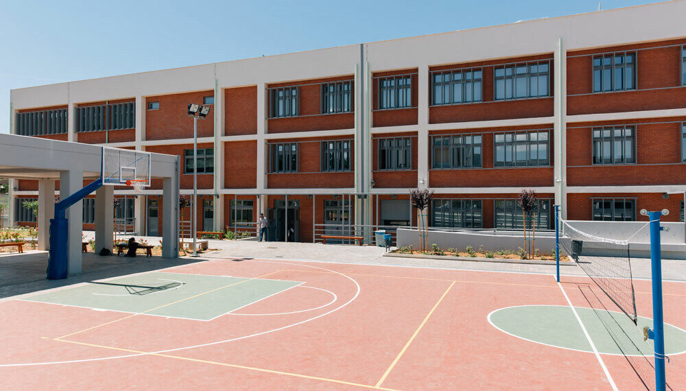 Κορδελιό : Πέταξαν καναπέ σε αυλή σχολείου και του έβαλαν φωτιά