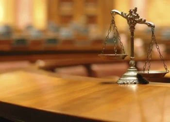 Θεσσαλονίκη: Χρηματική ποινή σε δύο αδέρφια για γκράφιτι στο κτήριο της Αποκεντρωμένης Διοίκησης – «Θέλαμε να το κάνουμε πιο όμορφο»