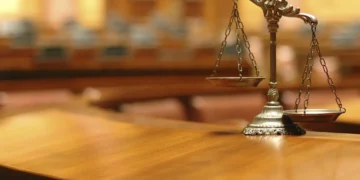 Θεσσαλονίκη: Χρηματική ποινή σε δύο αδέρφια για γκράφιτι στο κτήριο της Αποκεντρωμένης Διοίκησης – «Θέλαμε να το κάνουμε πιο όμορφο»