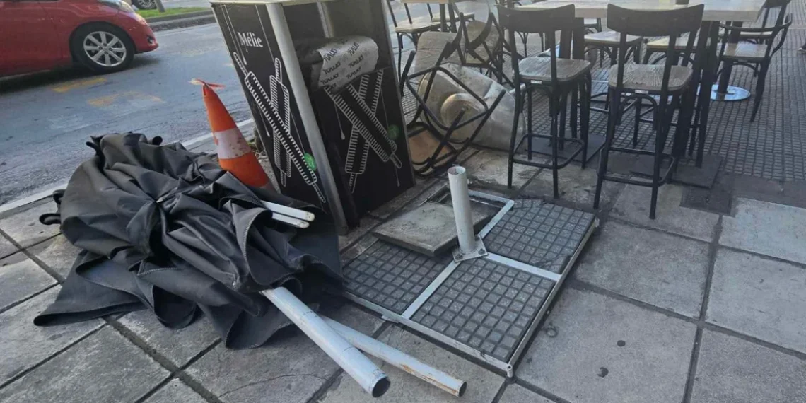 Θεσσαλονίκη: Γυναίκα τραυματίστηκε από ομπρέλα καταστήματος που έπεσε επάνω της – Δείτε φωτογραφίες