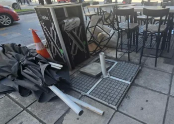 Θεσσαλονίκη: Γυναίκα τραυματίστηκε από ομπρέλα καταστήματος που έπεσε επάνω της – Δείτε φωτογραφίες