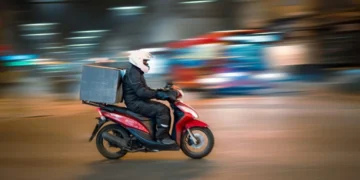 Άγρια επίθεση με πέτρες σε ντελιβερά στη Θεσσαλονίκη – Τον απείλησε με γκασμά, σφυρί και κατσαβίδι