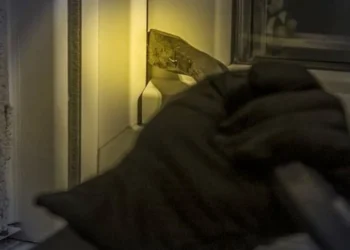 Θεσσαλονίκη: Έπιασαν στα πράσα 19χρονο που μπούκαρε σε ζαχαροπλαστείο και έκλεψε φλουριά – Είχε κάνει επάγγελμα τις διαρρήξεις