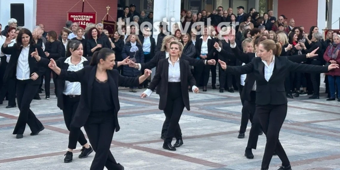 Πάνω από 200 χορευτές «πλημμύρισαν» την πλατεία Ευόσμου χορεύοντας ζεϊμπέκικο – Δείτε βίντεο
