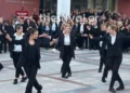 Πάνω από 200 χορευτές «πλημμύρισαν» την πλατεία Ευόσμου χορεύοντας ζεϊμπέκικο – Δείτε βίντεο
