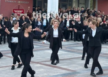 Πάνω από 200 χορευτές «πλημμύρισαν» την πλατεία Ευόσμου χορεύοντας ζεϊμπέκικο – Δείτε βίντεο