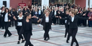 Πάνω από 200 χορευτές «πλημμύρισαν» την πλατεία Ευόσμου χορεύοντας ζεϊμπέκικο – Δείτε βίντεο