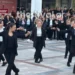 Πάνω από 200 χορευτές «πλημμύρισαν» την πλατεία Ευόσμου χορεύοντας ζεϊμπέκικο – Δείτε βίντεο