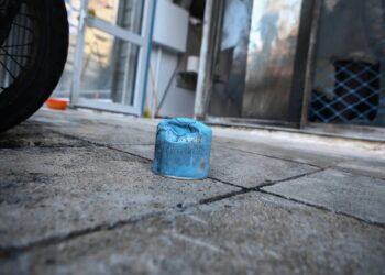 Θεσσαλονίκη: Επίθεση με γκαζάκι τα ξημερώματα στην είσοδο πολυκατοικίας όπου μένει αστυνομικός