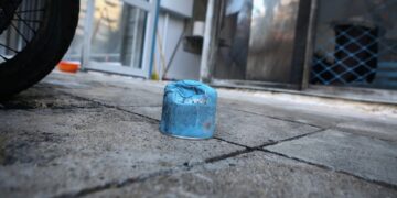 Θεσσαλονίκη: Επίθεση με γκαζάκι τα ξημερώματα στην είσοδο πολυκατοικίας όπου μένει αστυνομικός