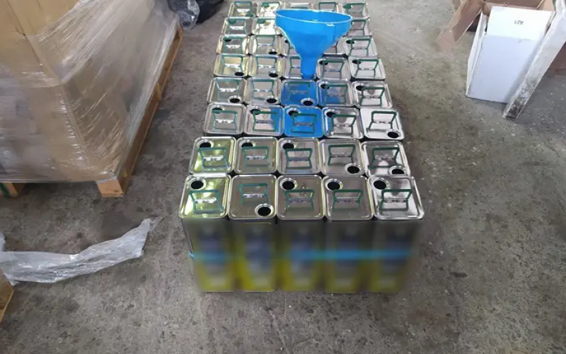 Θεσσαλονίκη: Μεγάλη νοθεία με 16.990 λίτρα λαδιού – Πώς το «βάφτιζαν» παρθένο ελαιόλαδο