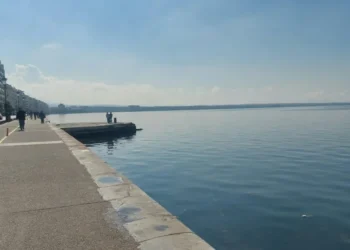 Θεσσαλονίκη: Αδειοδότηση από 14 υπουργεία και φορείς για το ξύλινο ντεκ – Μέσα στη θάλασσα το εργοτάξιο