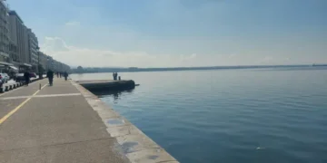 Θεσσαλονίκη: Αδειοδότηση από 14 υπουργεία και φορείς για το ξύλινο ντεκ – Μέσα στη θάλασσα το εργοτάξιο