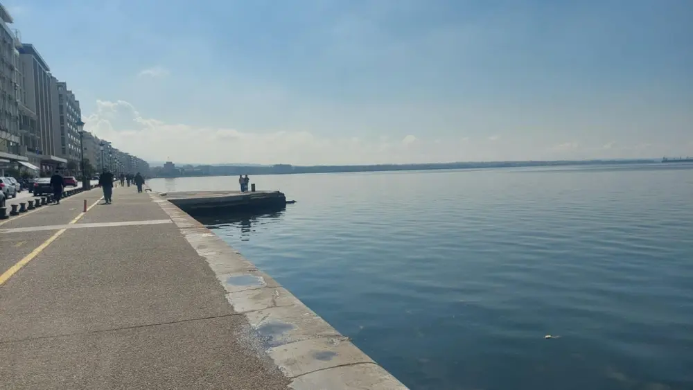 Θεσσαλονίκη: Αδειοδότηση από 14 υπουργεία και φορείς για το ξύλινο ντεκ – Μέσα στη θάλασσα το εργοτάξιο