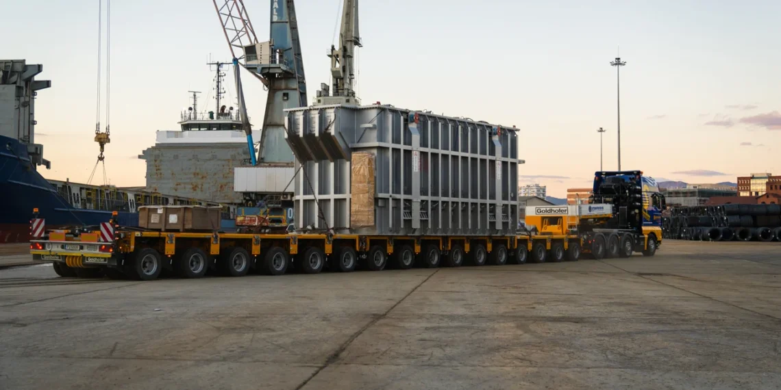 Φορτηγό «Τρανσφόρμερ» στη Θεσσαλονίκη: Με έως 264 ρόδες μεταφέρει από ανεμογεννήτριες ως εκκλησίες