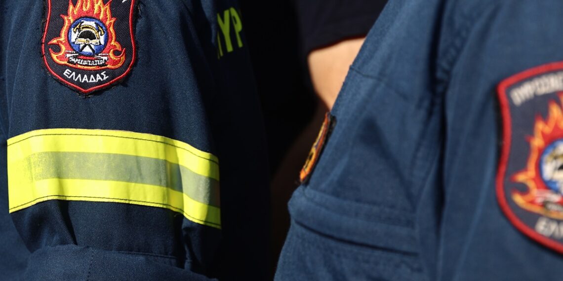 Θεσσαλονίκη: 24χρονη παρίστανε την πυροσβέστρια – Φορούσε στολή, άκουγε σε ασύρματο ΕΛΑΣ και Πυροσβεστική και είχε φάρους σε ΙΧ