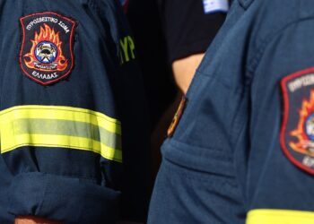 Θεσσαλονίκη: 24χρονη παρίστανε την πυροσβέστρια – Φορούσε στολή, άκουγε σε ασύρματο ΕΛΑΣ και Πυροσβεστική και είχε φάρους σε ΙΧ