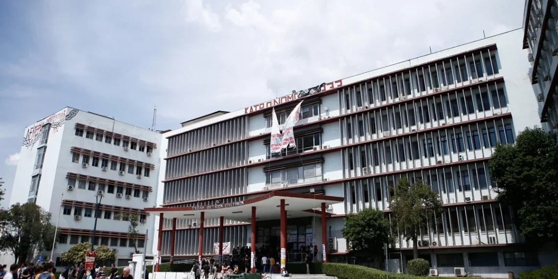 Θεσσαλονίκη: Αστυνομική επιχείρηση εντός του ΑΠΘ σε χώρο που τελούσε υπό κατάληψη