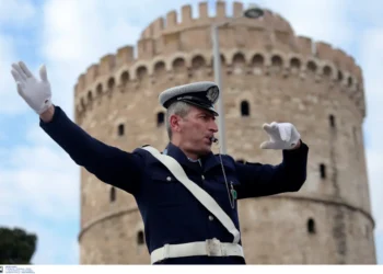 Θεσσαλονίκη: 37χρονη οδηγός αγνόησε τις υποδείξεις τροχονόμου και τον πάτησε στο πόδι