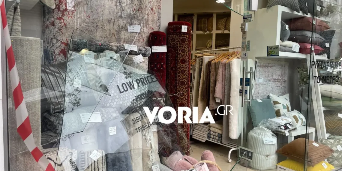 Θεσσαλονίκη: Μηχανάκι έπεσε σε τζαμαρία καταστήματος και την έκανε θρύψαλα