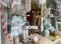 Θεσσαλονίκη: Μηχανάκι έπεσε σε τζαμαρία καταστήματος και την έκανε θρύψαλα