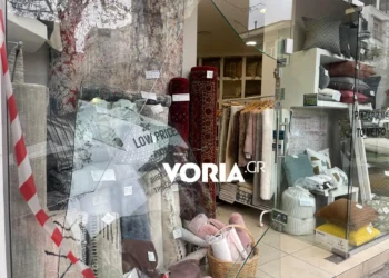 Θεσσαλονίκη: Μηχανάκι έπεσε σε τζαμαρία καταστήματος και την έκανε θρύψαλα