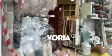 Θεσσαλονίκη: Μηχανάκι έπεσε σε τζαμαρία καταστήματος και την έκανε θρύψαλα